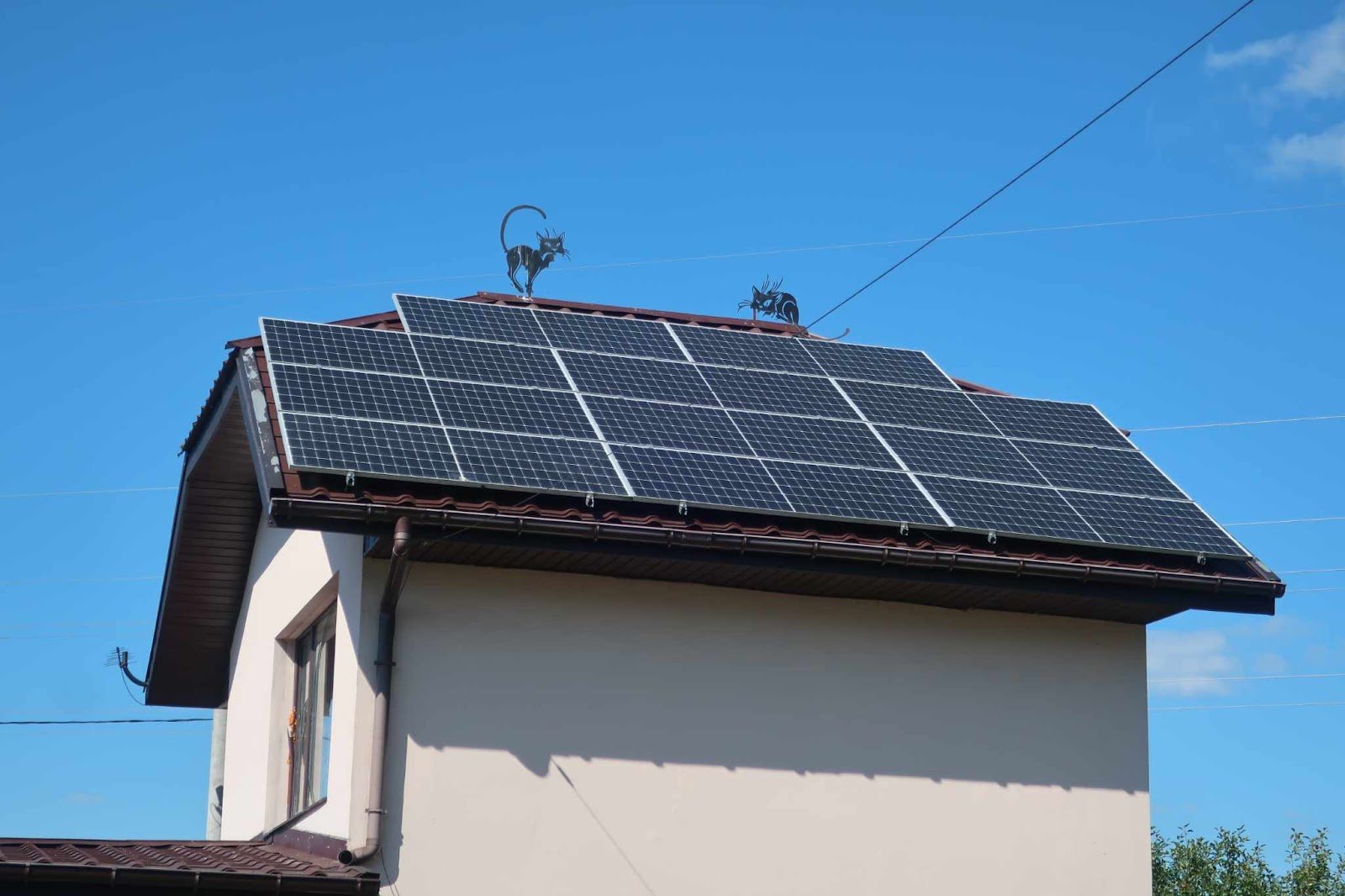 Сонячні панелі на даху будинку Анатолія Дворецького. Фото авторки