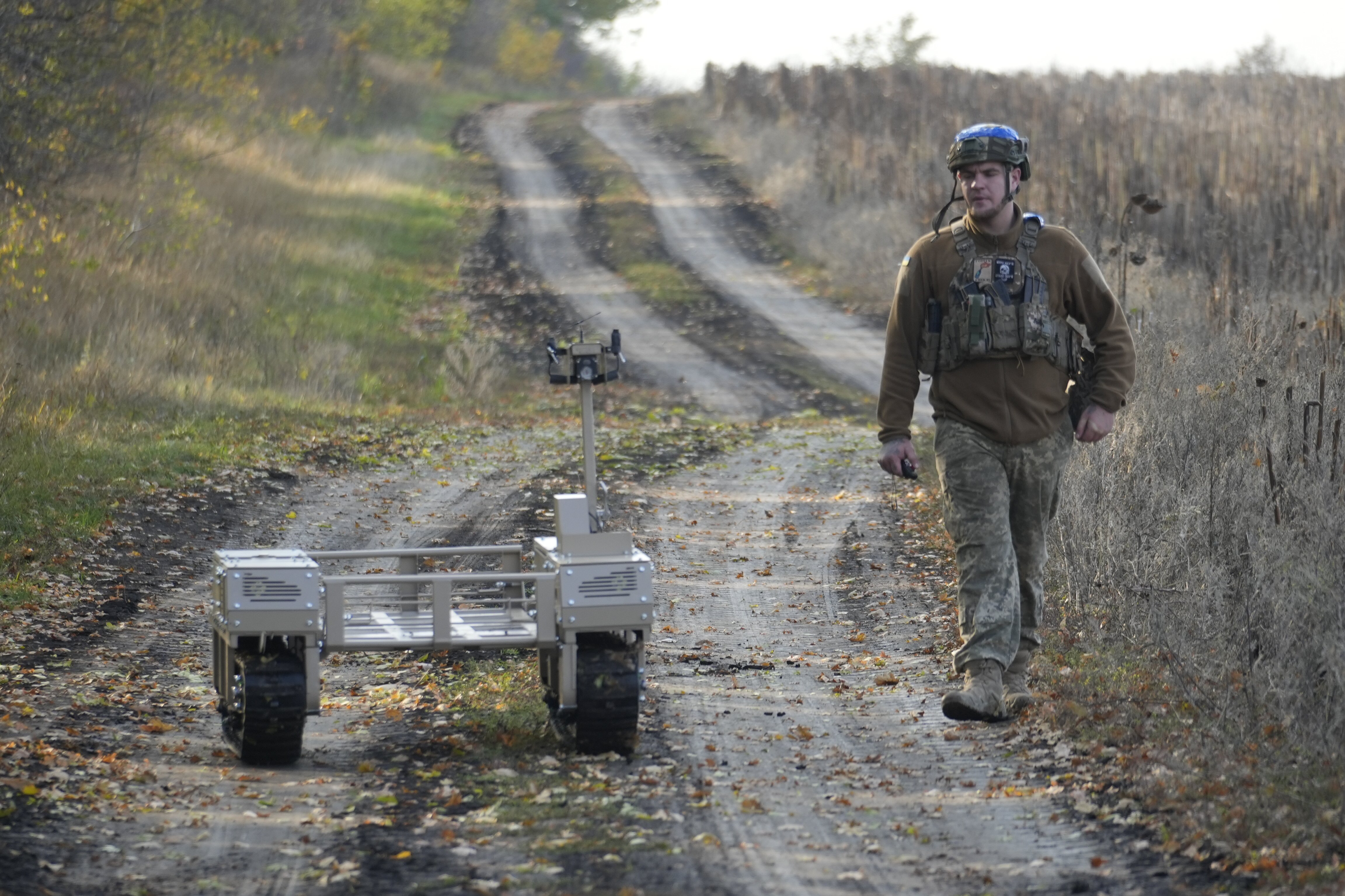 Оператор із позивним Байрактар і його наземний роботизований комплекс «Терміт»