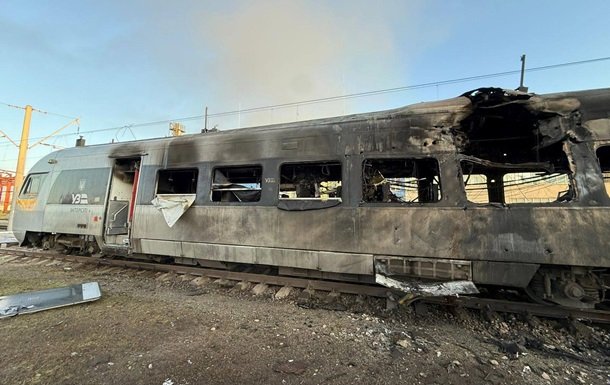 Пасажирський потяг Інтерсіті+ в Києві після російського обстрілу