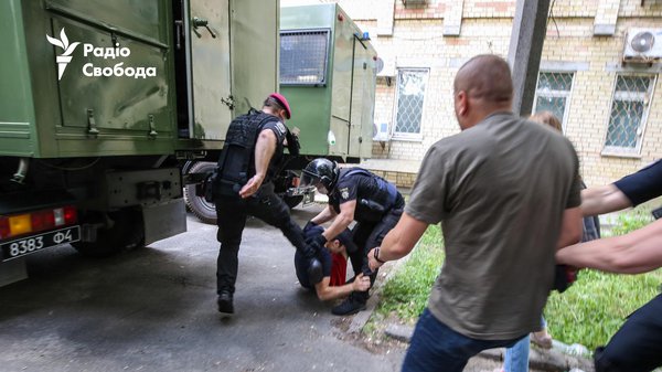 Фото дня: Поліцейська брутальність по-українськи