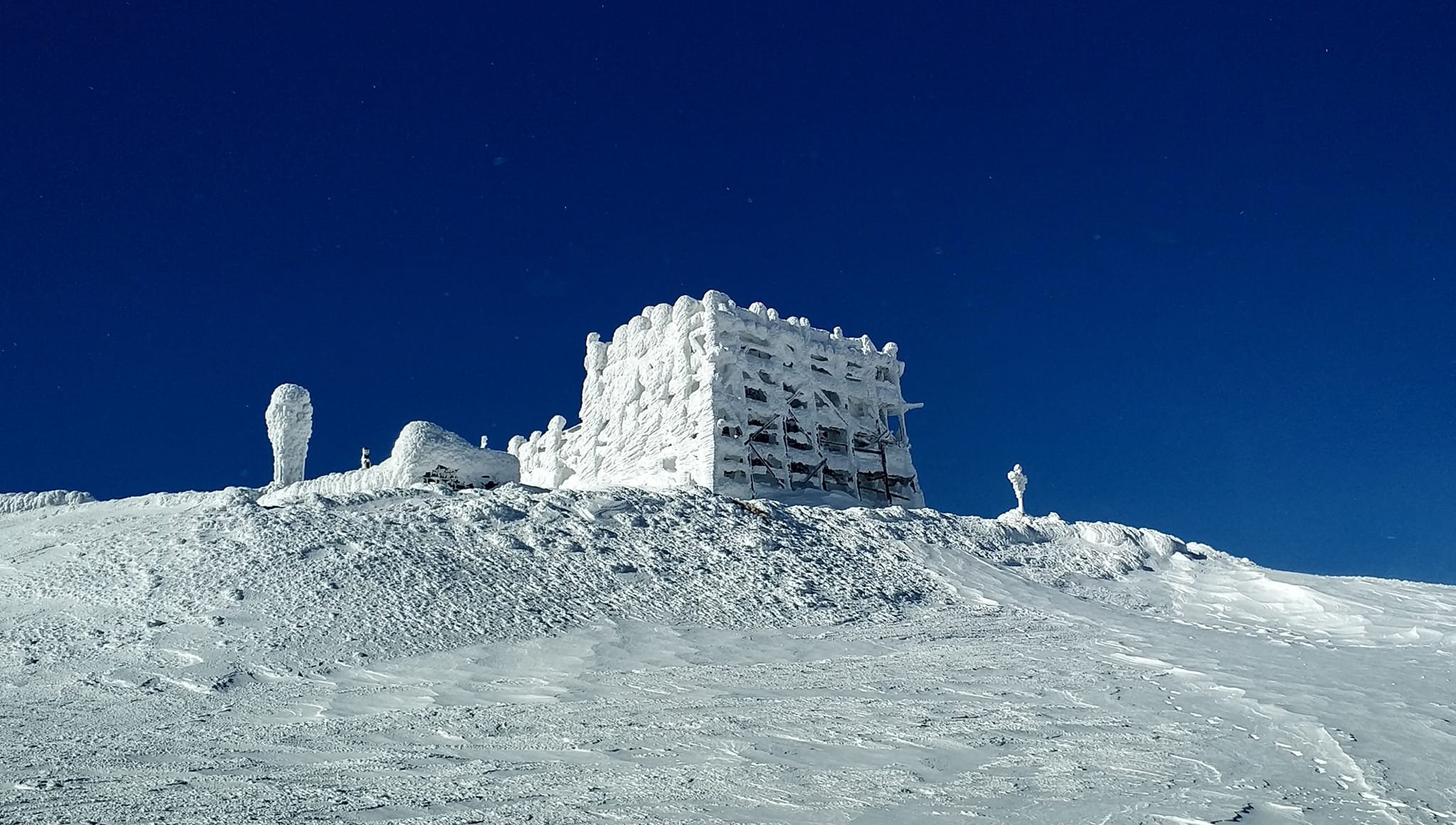 Так виглядала обсерваторія на г. Піп Іван Чорногірський (2020 м) у неділю вранці