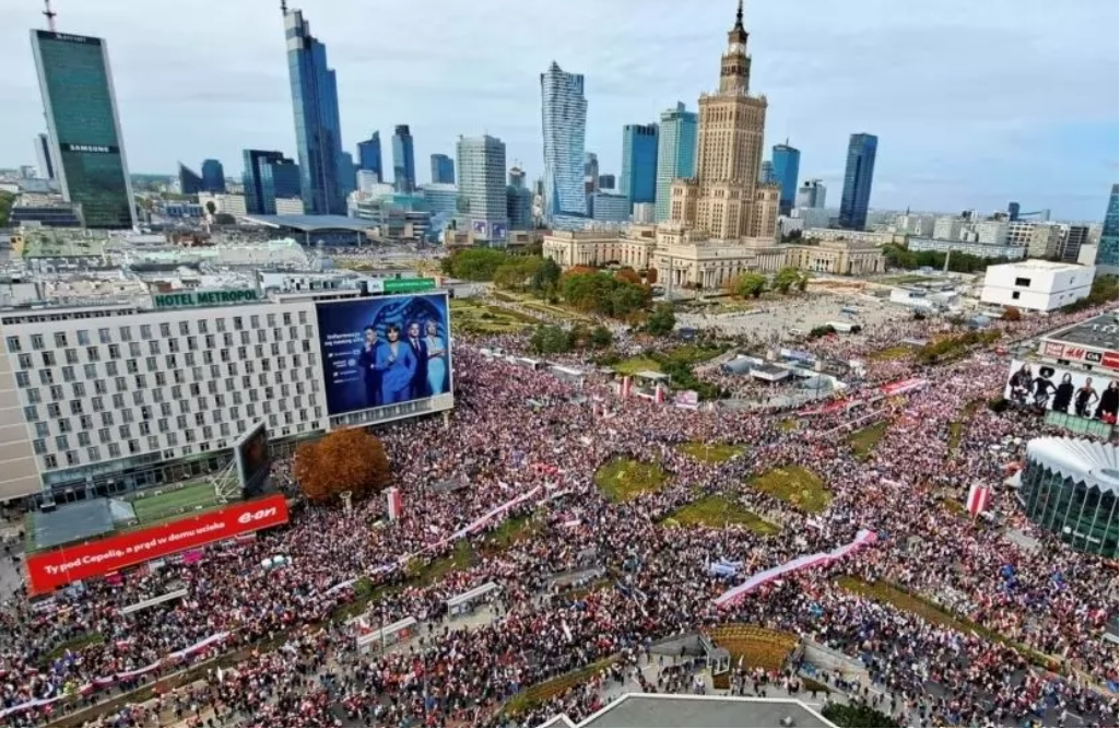 Опозиційна демонстрація "Марш мільйона сердець" відбулась у Варшаві за два тижні до виборів