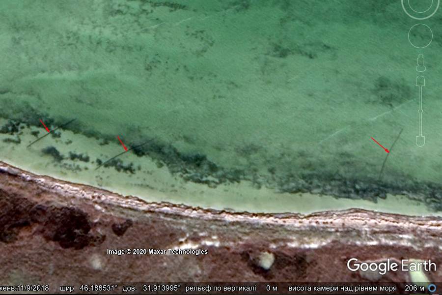Червоними стрілочками показані встановлені рибальські сітки біля острова Тендра