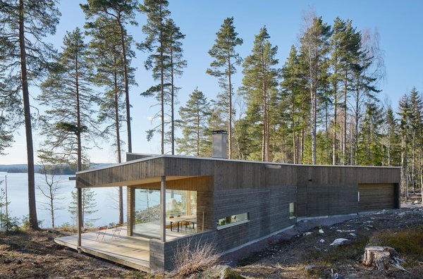 Гарний смак: шведський будинок навмисно зроблено так, аби він зливався з довколишнім лісом (ФОТО)