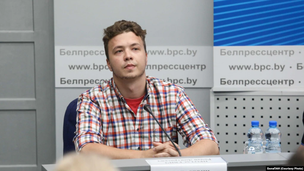 Романа Протасевича привели в приміщення брифінгу в останню хвилину