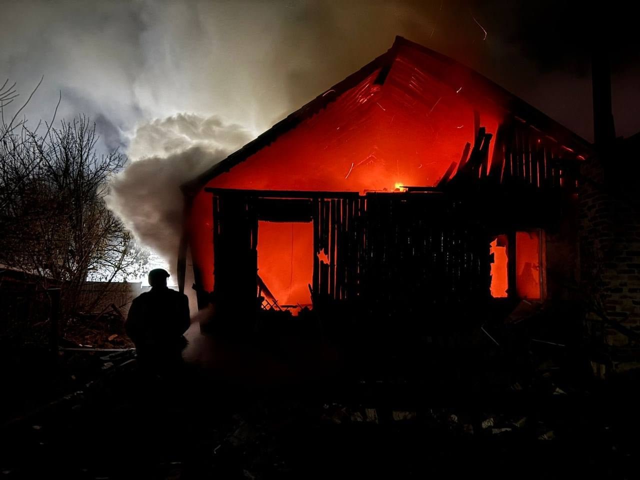 Пожежі в Семенівці після ворожої атаки. Фото: ДСНС Чернігівщини