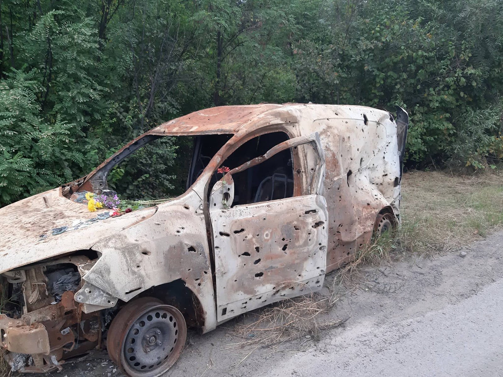 Розстріляне авто Володимира Андрійченка біля траси під Черніговом