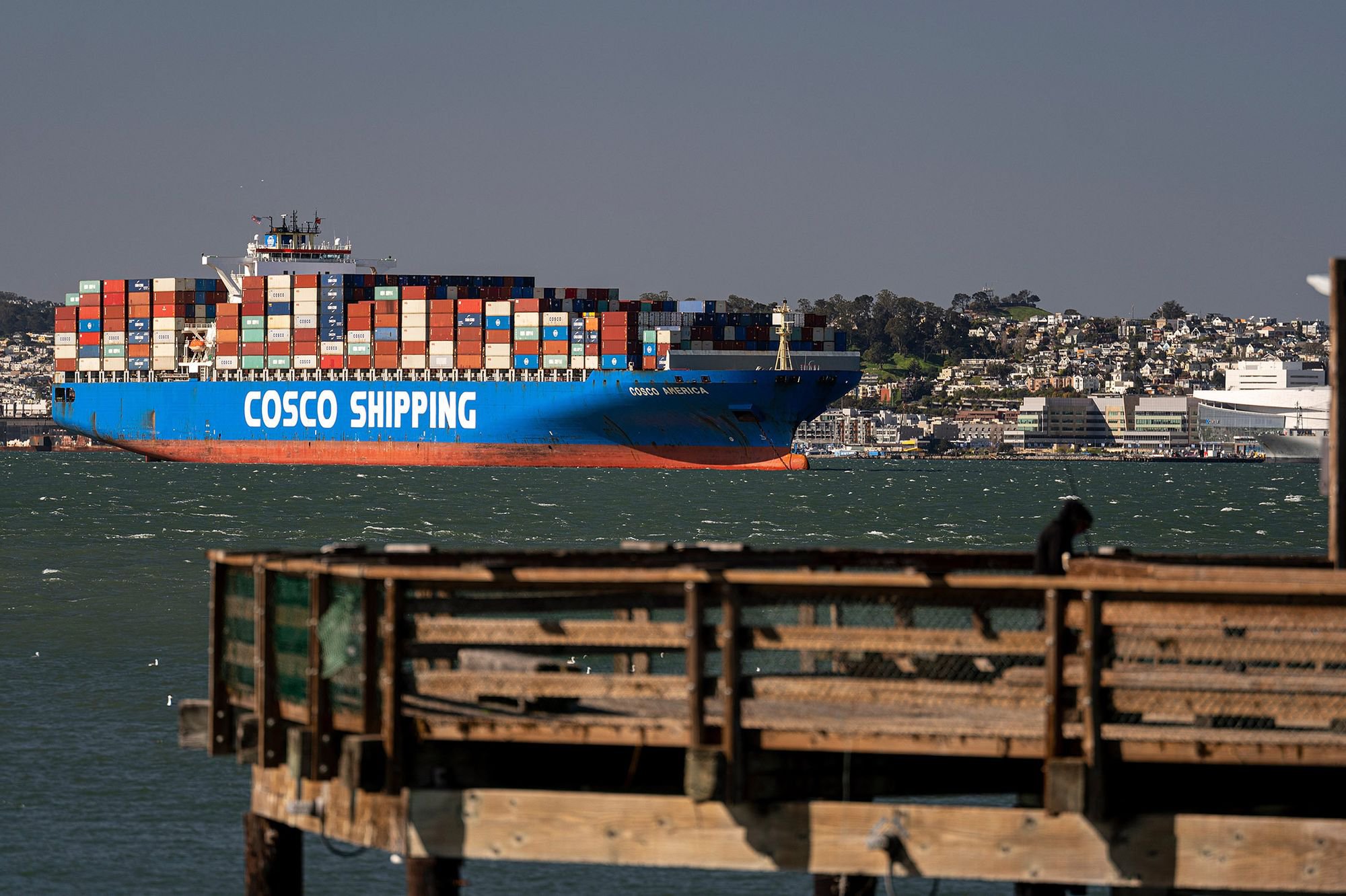 Китайський корабель чекає своєї черги зайти у бухту Сан-Франциско. Фото: DAVID PAUL MORRIS/BLOOMBERG