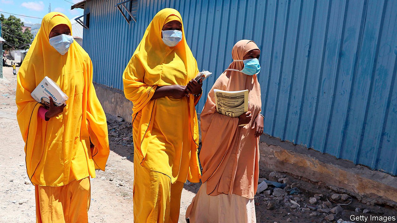Африканські перехожі жінки під час епідемії коронавірусу: фото Getty