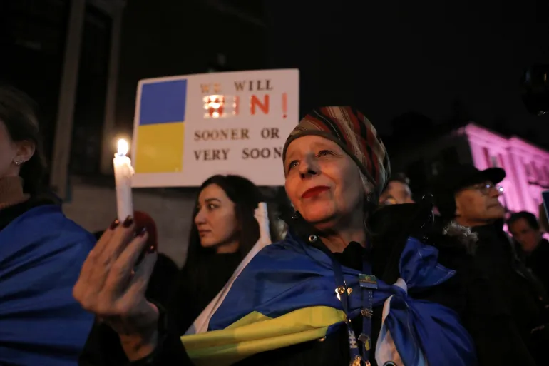Жінка тримає свічку під час пікету перед посольством Росії в Нью-Йорку. Фото: Irynka Hromotska/Reuters