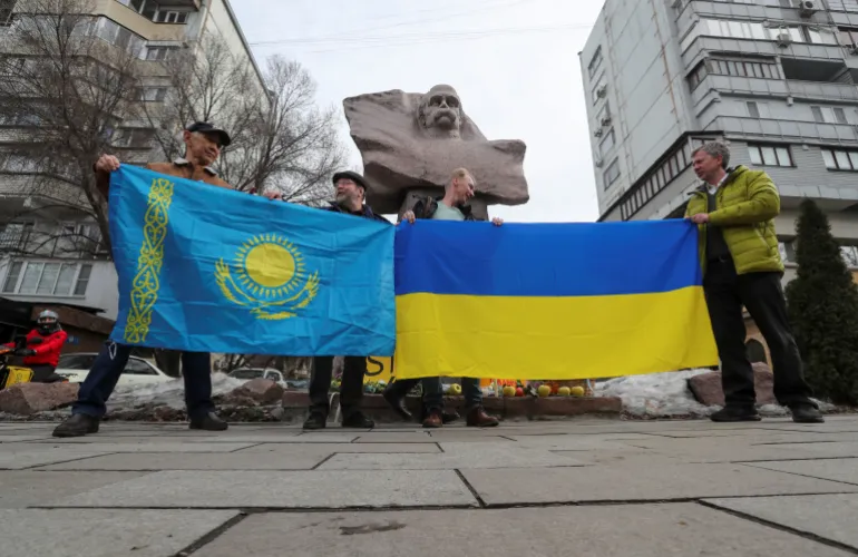 Учасники тримають прапори під час проукраїнської демонстрації в Алмати, Казахстан. Фото: Pavel Mikheyev/Reuters