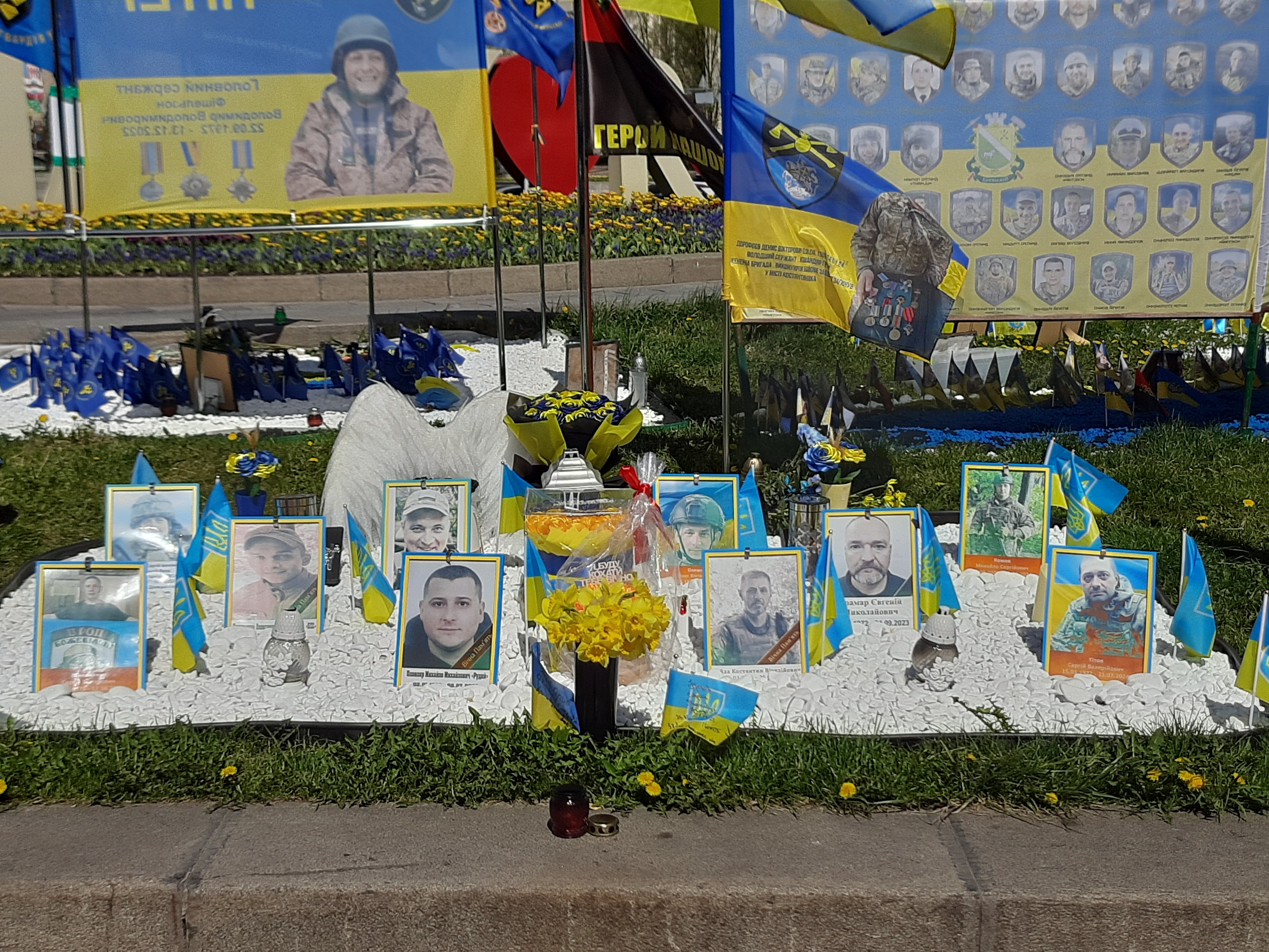 Портрети полеглих бійців на майдані Незалежності в Києві. Фото авторки