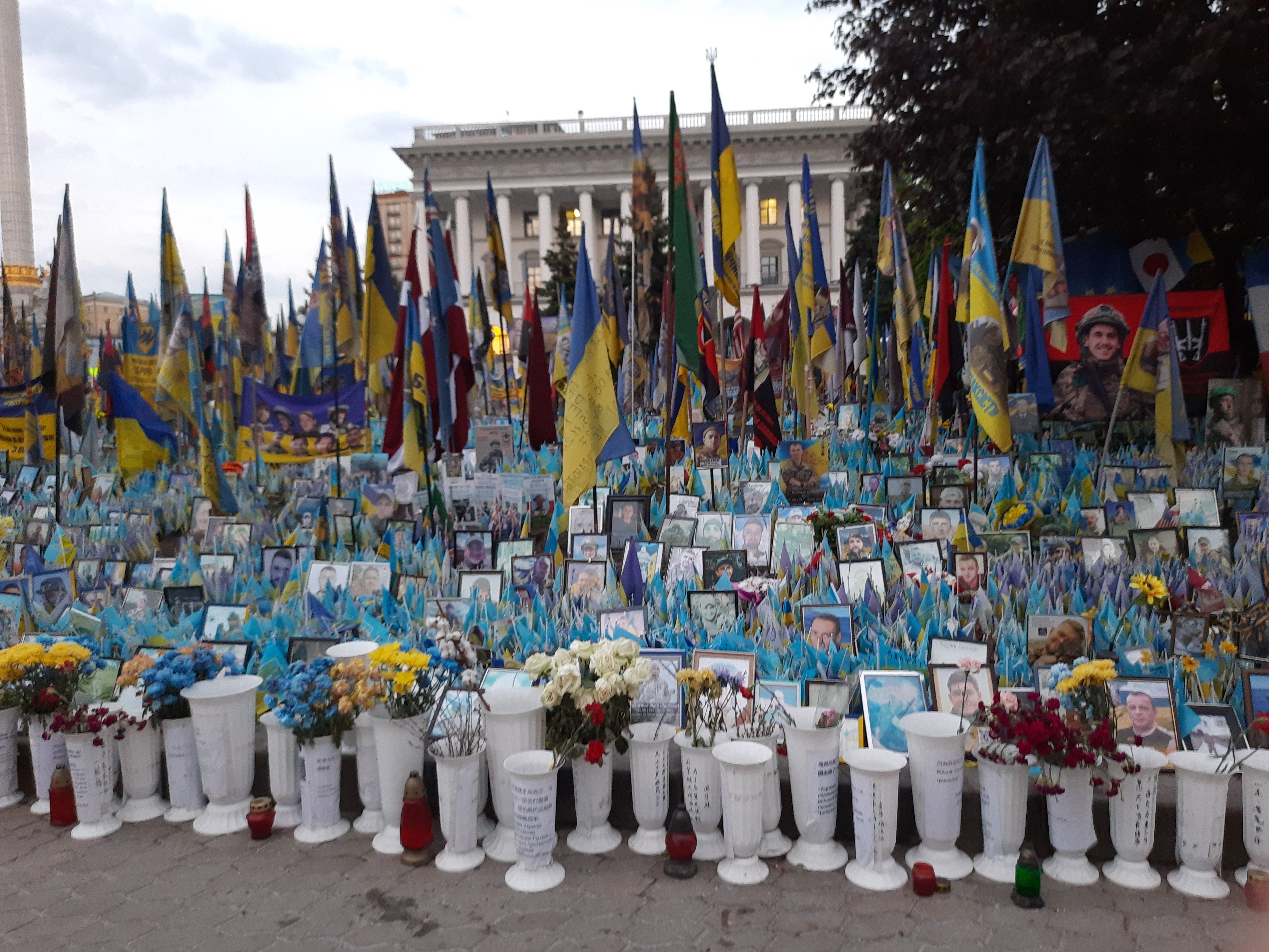 Вази для квітів на меморіалі на майдані Незалежності