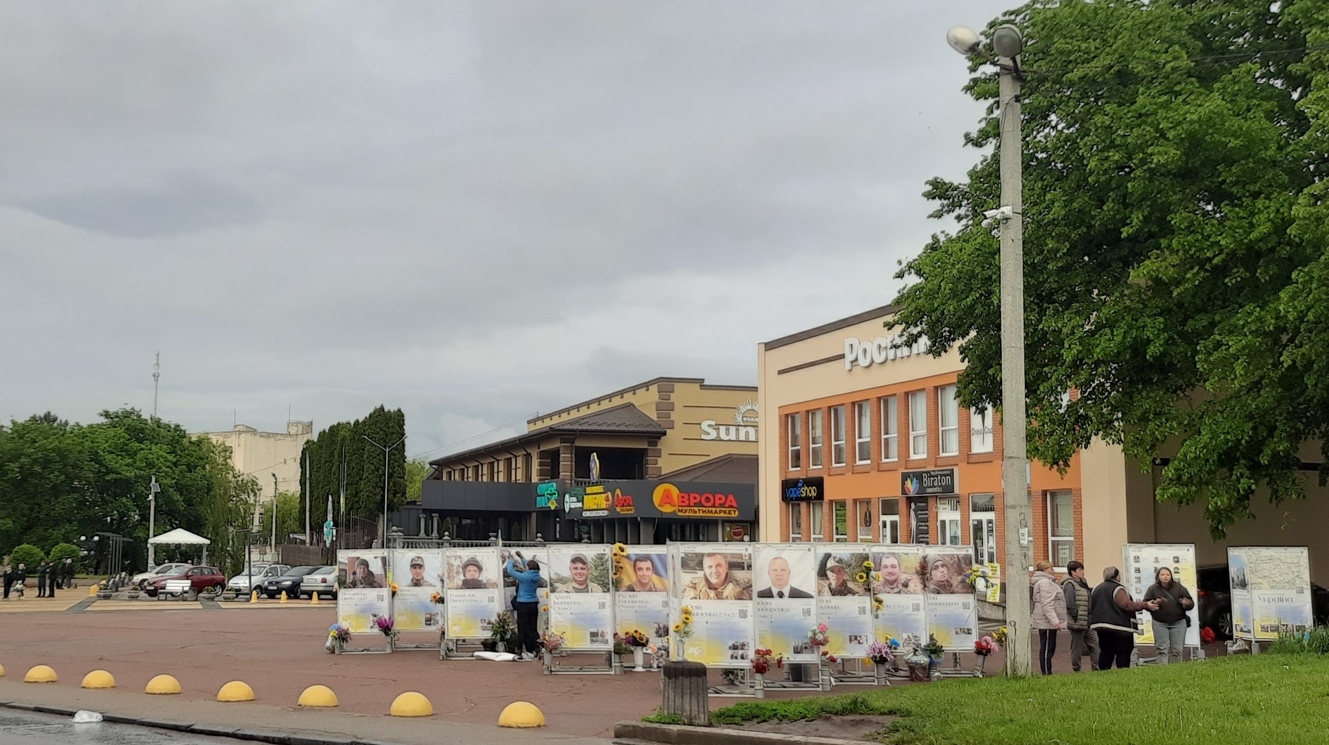 Виставка в центрі Богуслава, присвячена пам’яті полеглим у російсько-українській війні. Фото авторки