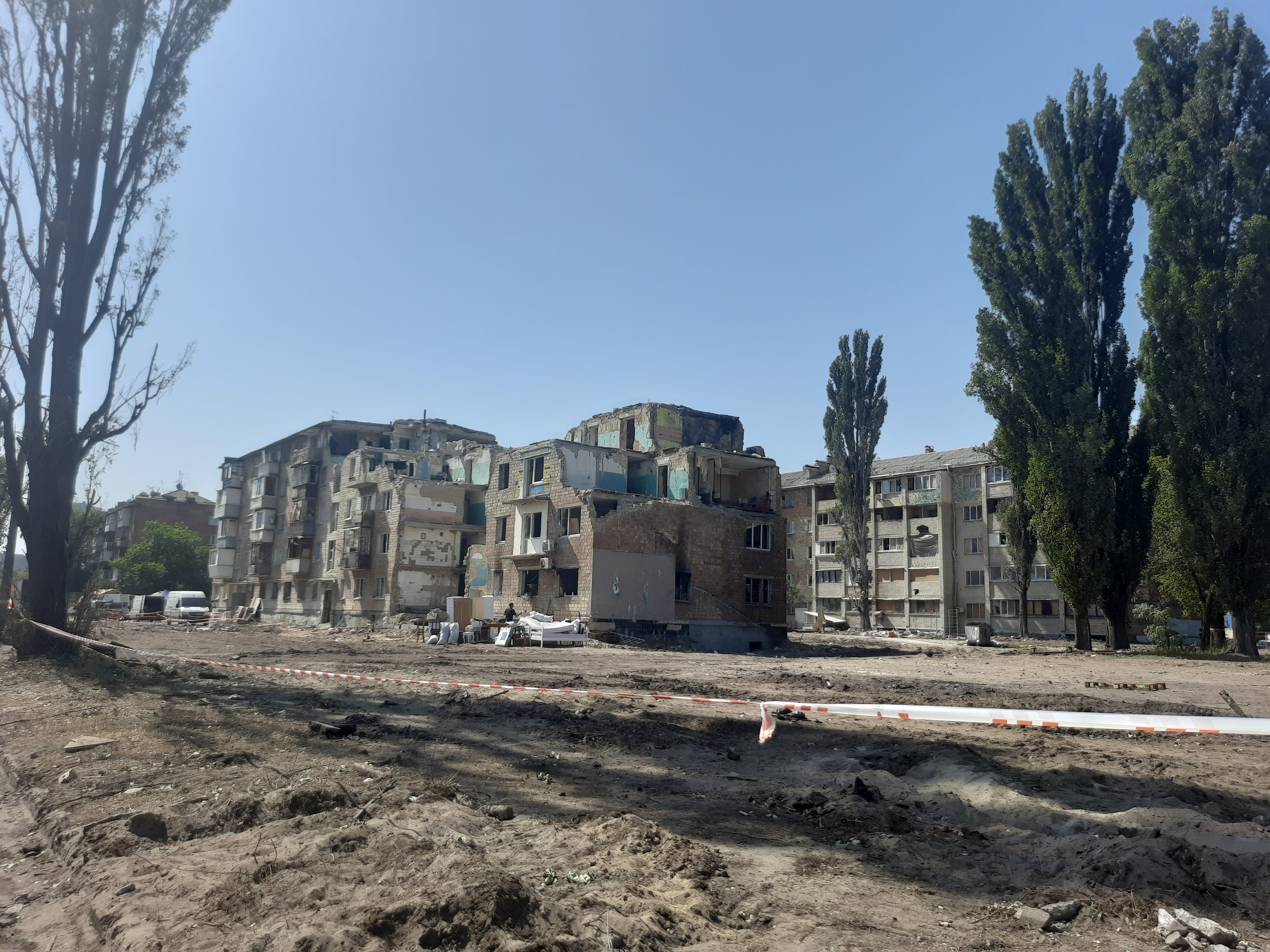 Будинок на вулиці Бориспільській у Києві, знищений російською ракетою 28 серпня 2025 року. Фото авторки