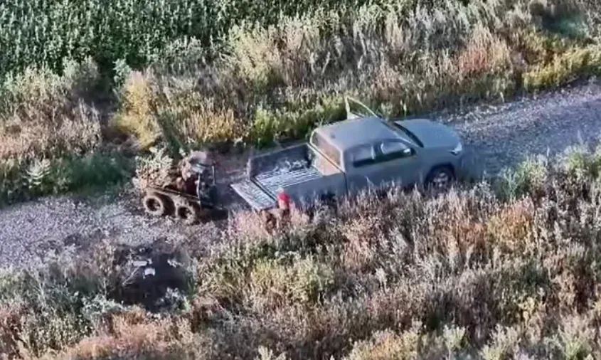 Скрін з відео, на якому командир штурмової роти 475-го окремого штурмового полку «Code 9.2» здійснює евакуацію поранених