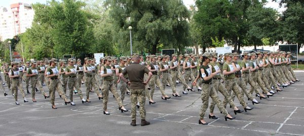 Жінок хочуть вивести на військовий парад на високих підборах (ФОТО)