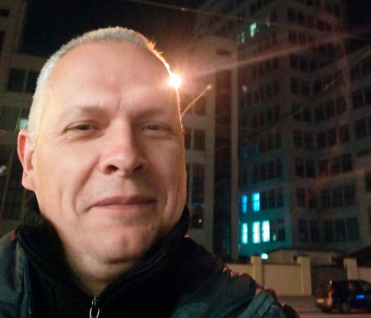 Користувач “Человекъ живой” на тлі будівлі Держпрому в Харкові. Фото з його фейсбук-сторінки