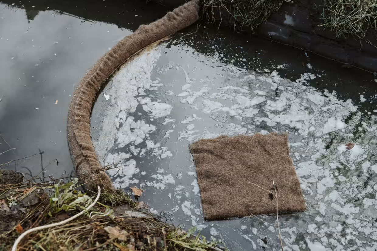 Компанія Фальке перетворює волосся на килимки, які  використовуються як фільтри для стічних вод. Фотографія: Анна Юка/@fettfresshair