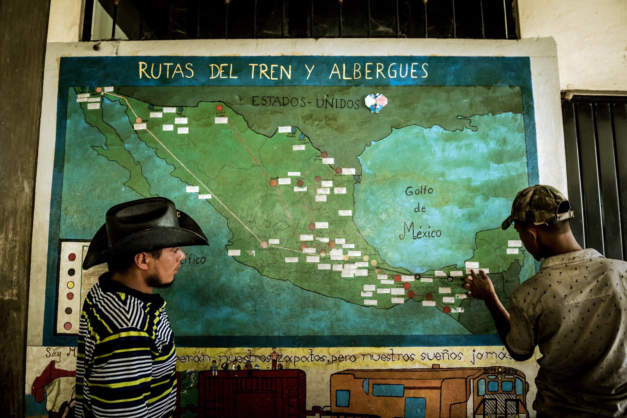 Селяни з Гондурасу вивчають саморобну карту прихистків, створених благодійними організаціями й активістами на шляху їхнього прямування на північ