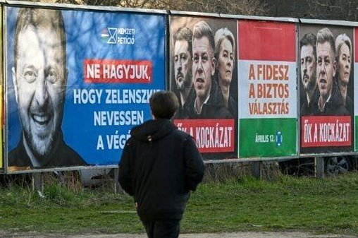 Заклики до «правильного» голосування на виборах 12 квітня. Напис на плакаті ліворуч: «Не дозволимо Зеленському сміятися останнім!». Відсилка до прислів’я «добре сміється той, хто сміється останнім». Напис на плакаті праворуч: «Вони — це ризик, Фідес — це безпечний вибір». Центр стратегічних комунікацій SPRAVDI