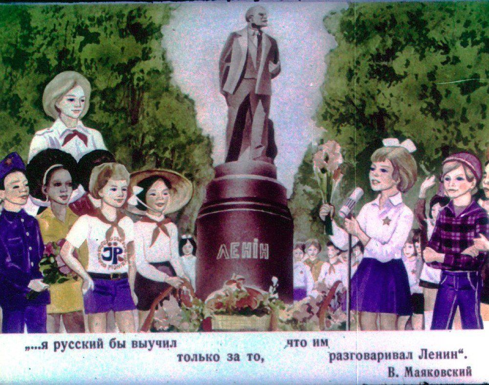 A frame from an educational film featuring the monument to Lenin, which stood in Kyiv near Besarabka marketplace. The campaign of “toppling the Lenins” began with its demolition in 2014.
