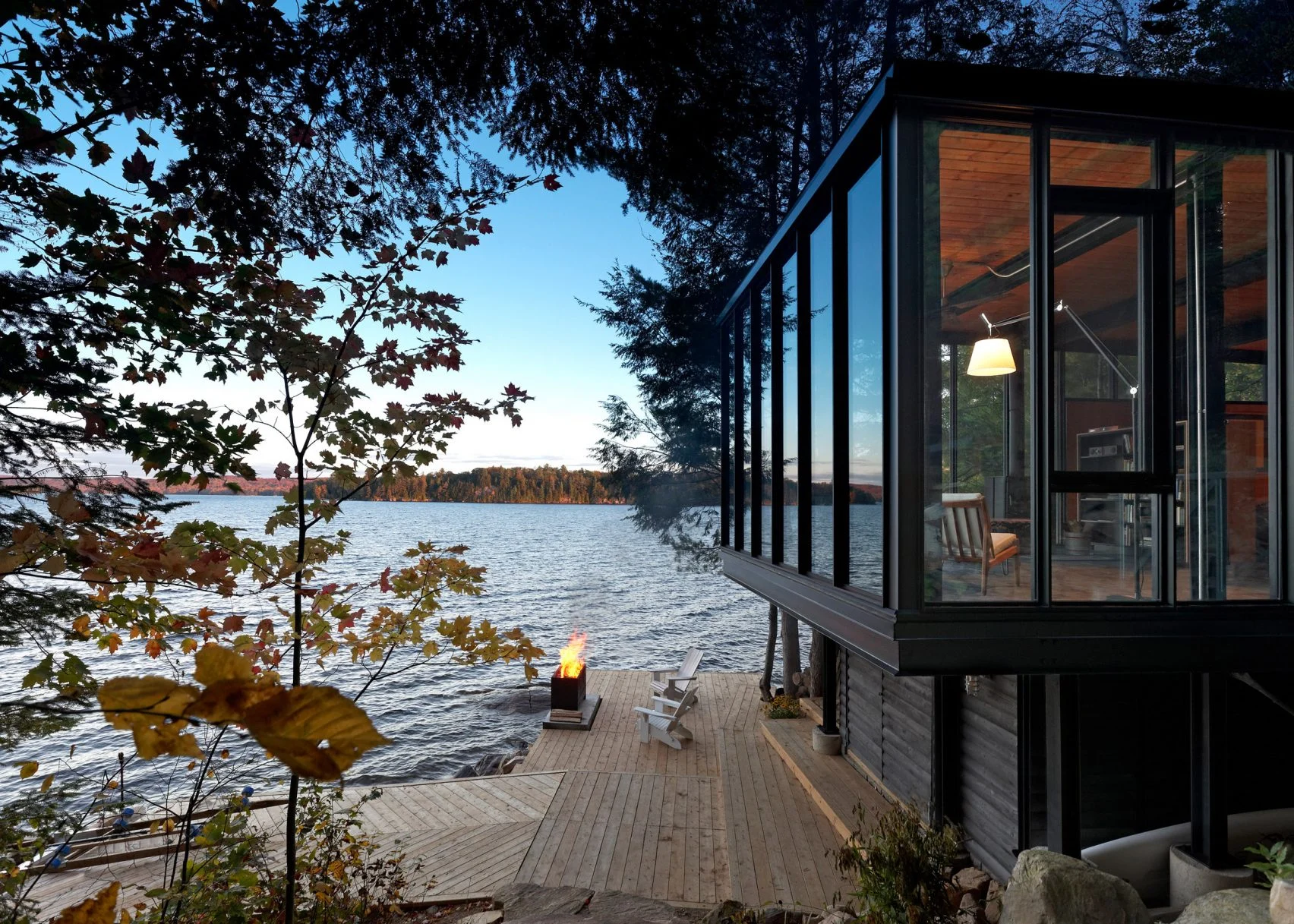 Красивые дома на воде. Дом Канада Онтарио у озера. Онтарио Канада коттеджи у озера. Дом Старка в лесу у озера. Дом у озера (США, 2006).
