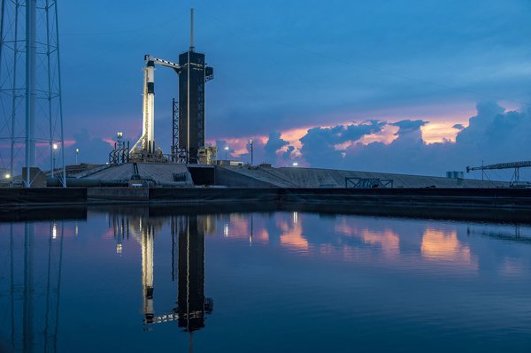 Космічні фото дня. SpaceX та NASA скасували "історичний" політ уже під час запуску