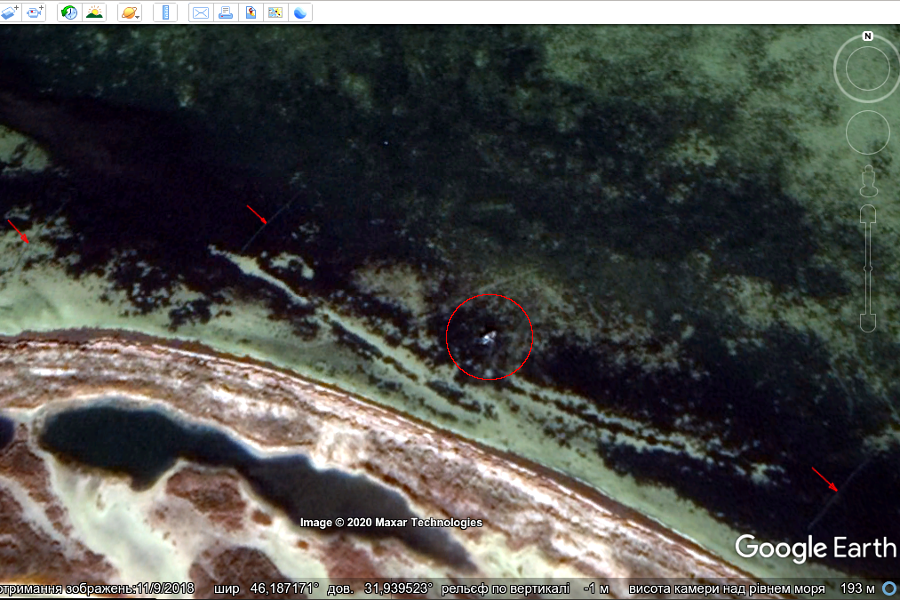 Тендрівська затока; стрілками позначені встановлені рибальські сітки, у центрі червоного кола — човен, з якого браконьєри вибирають чи встановлюють сітку