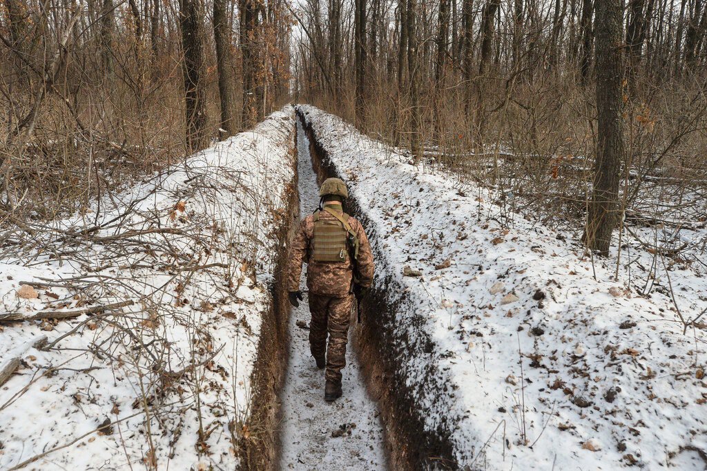 Український військовий в окопі на Донбасі: фото Oleksandr Klymenko/Reuters