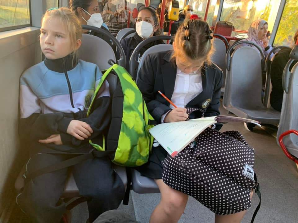 Діти Євгенії їдуть додому зі школи. Старша робить домашнє завдання навіть в автобусі. Фото надане героїнею публікації
