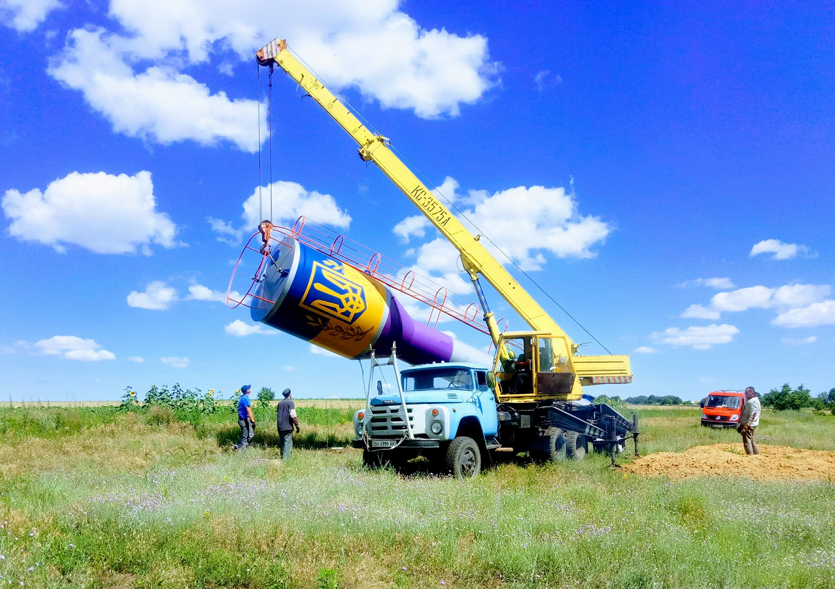 Встановлення водонапірної вежі. Фото: www.facebook.com/vodonapir