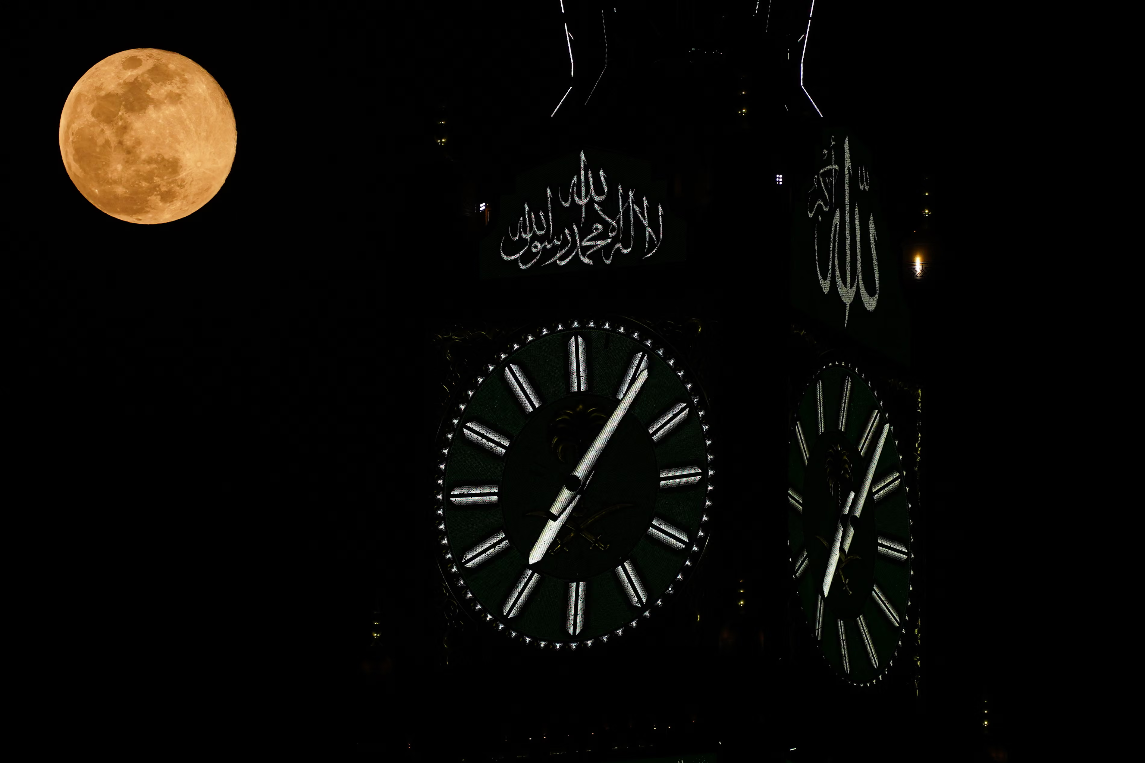 Саудівська Аравія, Місяць біля Королівської годинникової вежі Мекки. Фото: Anadolu/Getty Images