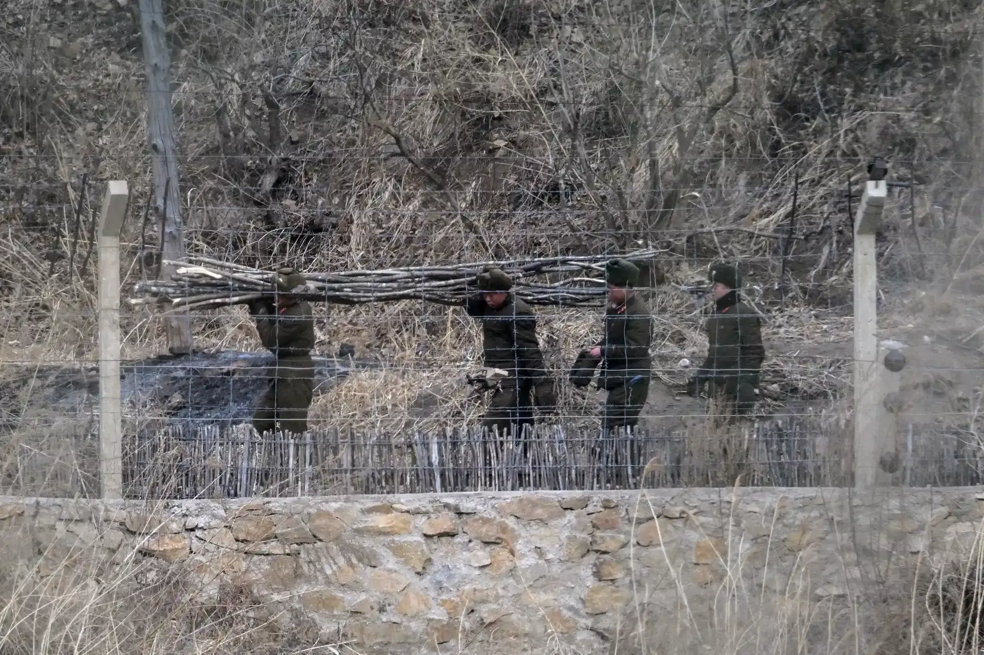 Північнокорейські солдати працюють на кордоні Поділіться на FacebookПоділіться в Twitter