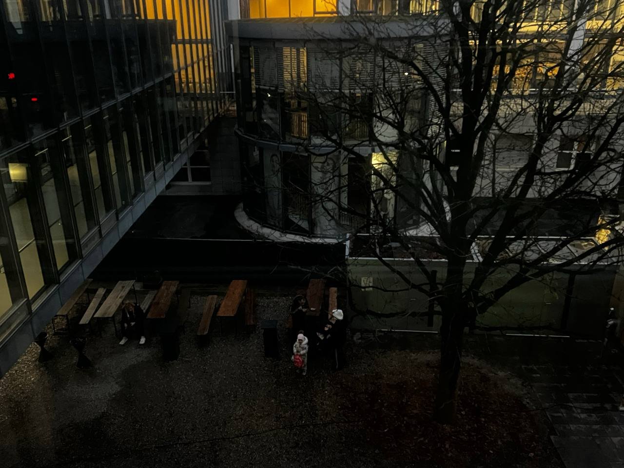 Українці у дворі центру для українських біженців. Фото автора