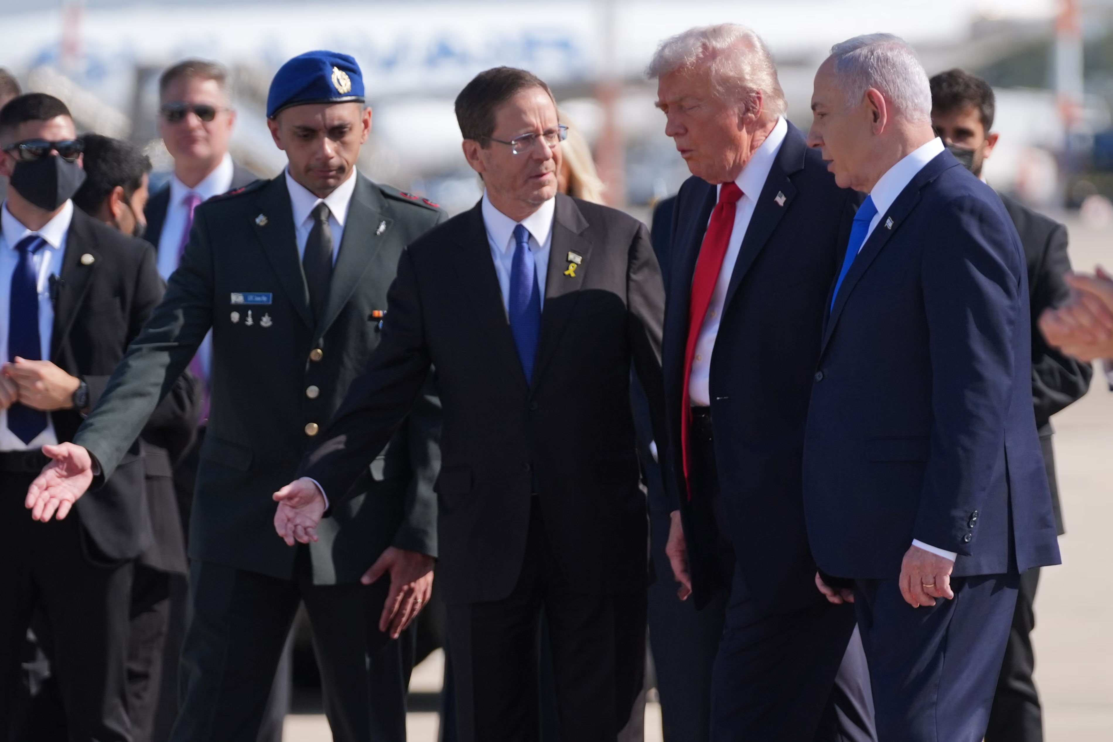 Дональд Трамп гуляє з президентом Ізраїлю Ісааком Герцогом (ліворуч) та прем'єр-міністром Ізраїлю Біньяміном Нетаньягу під час церемонії прибуття в міжнародному аеропорту Бен-Гуріон. Фото: Еван Вуччі/AP