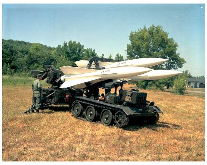 Типова пускова установка М197 з трьома ракетами МІМ-23. Шість таких установок (за підтримки двох вогневих радіолокаторів) складають стандартний батальйон МІМ-23, або ЗРК.