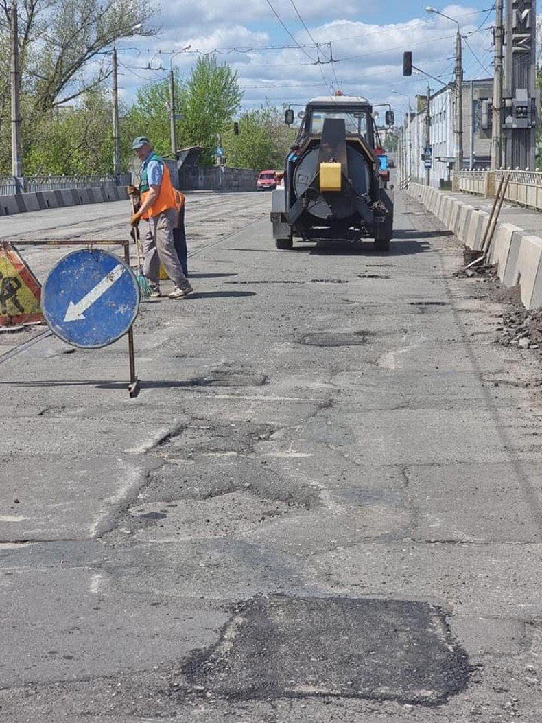 Комунальники ремонтують дорогу в Краматорську. Фото – КП ДРУАС