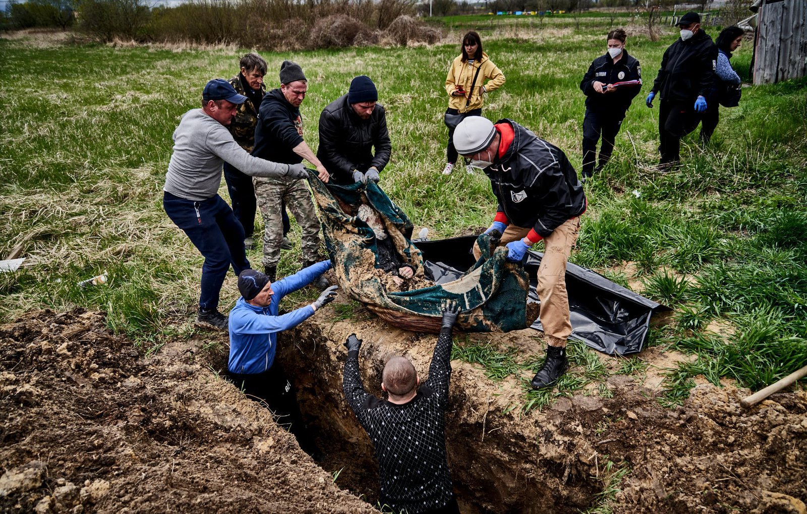 One more grave in Borodyanka — the body of a man shot by the Russians is being exhumed from his own garden