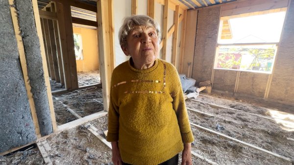 Стіни з соломи, підлога з конопель. На Чернігівщині зводять екобудинки замість зруйнованих росіянами