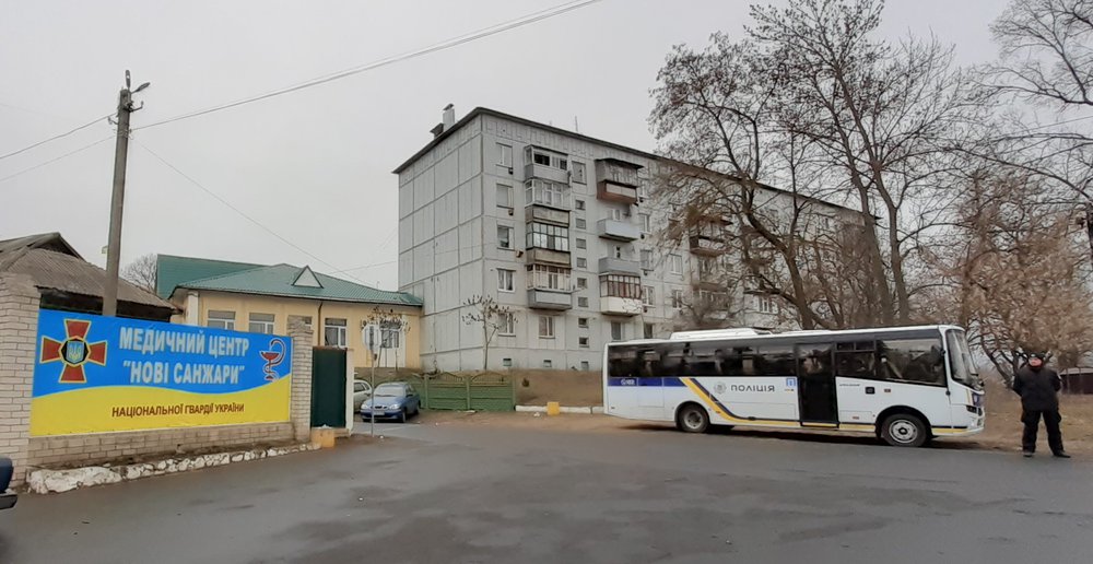 At the central entrance to the Novi Sanzhary Medical Center, the police are constantly patrolling
