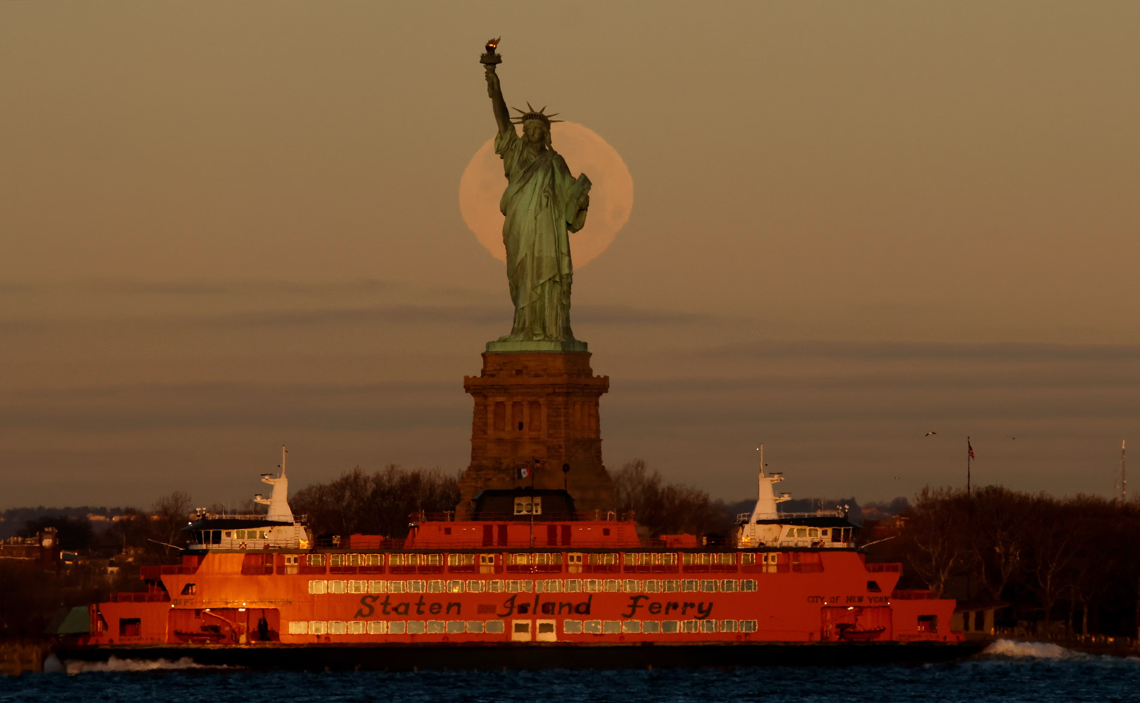 Нью-Йорк, США. Місяць заходить за статуєю Свободи. Фото: Гері Херсхорн/Getty Images