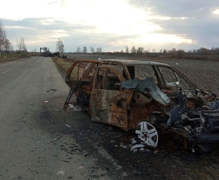 Автомобіль, знищений росіянами, на якому Олександр разом з братом та Діана з мамою намагалися виїхати з Чернігова у березні 2022 року