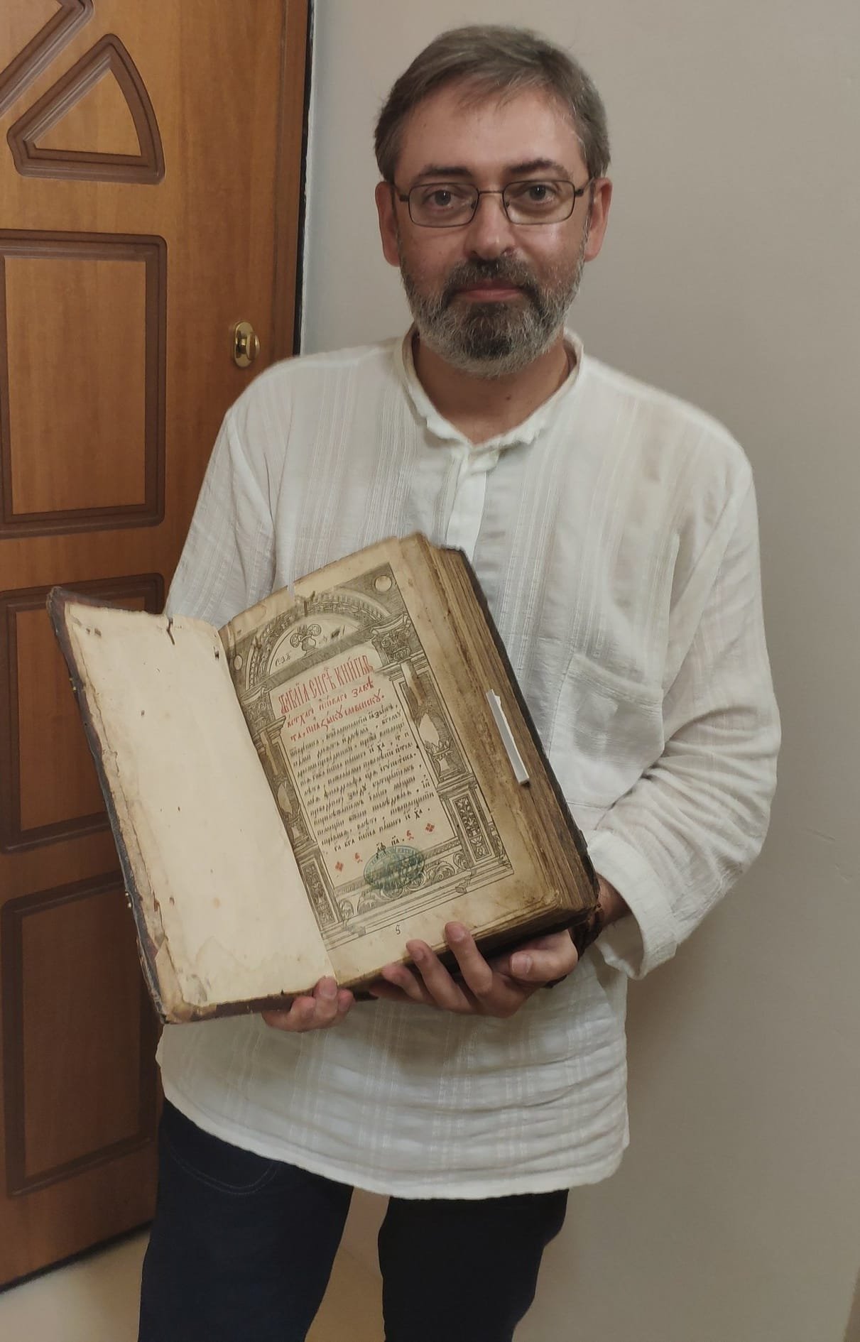 Сергій Шумило тримає один з примірників Острозької Біблії 1581 р. з афонської книгозбірні. Фото з його фейсбук-сторінки