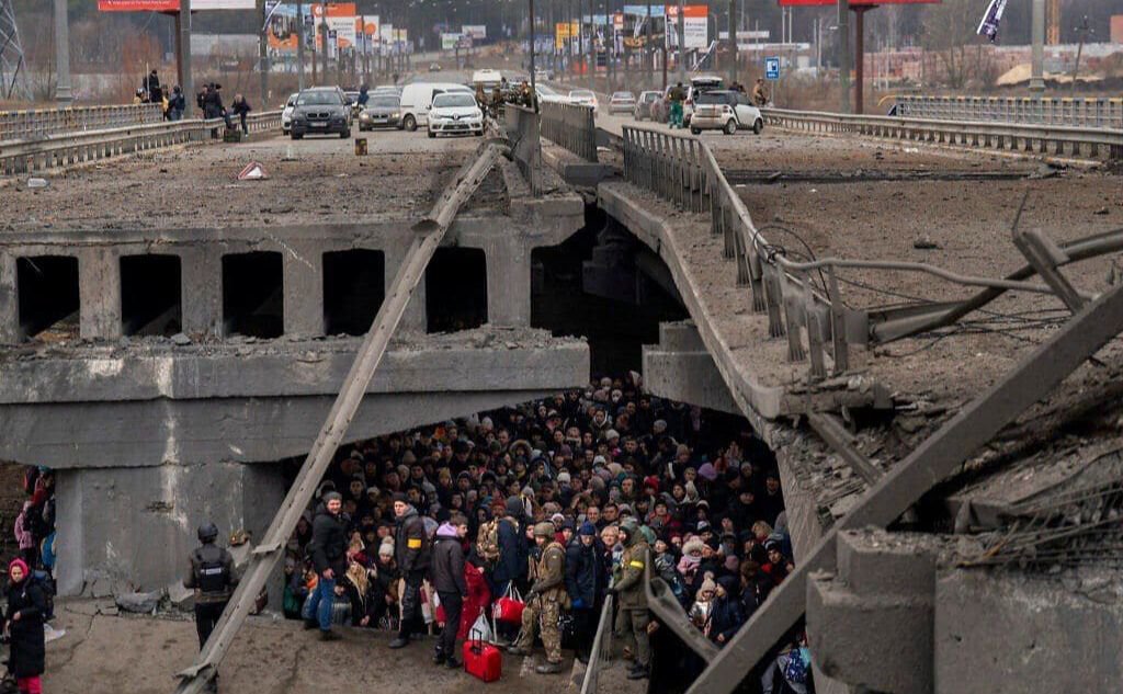 Мешканці Ірпеня ховаються під мостом від ворожих обстрілів. Фото: AFP