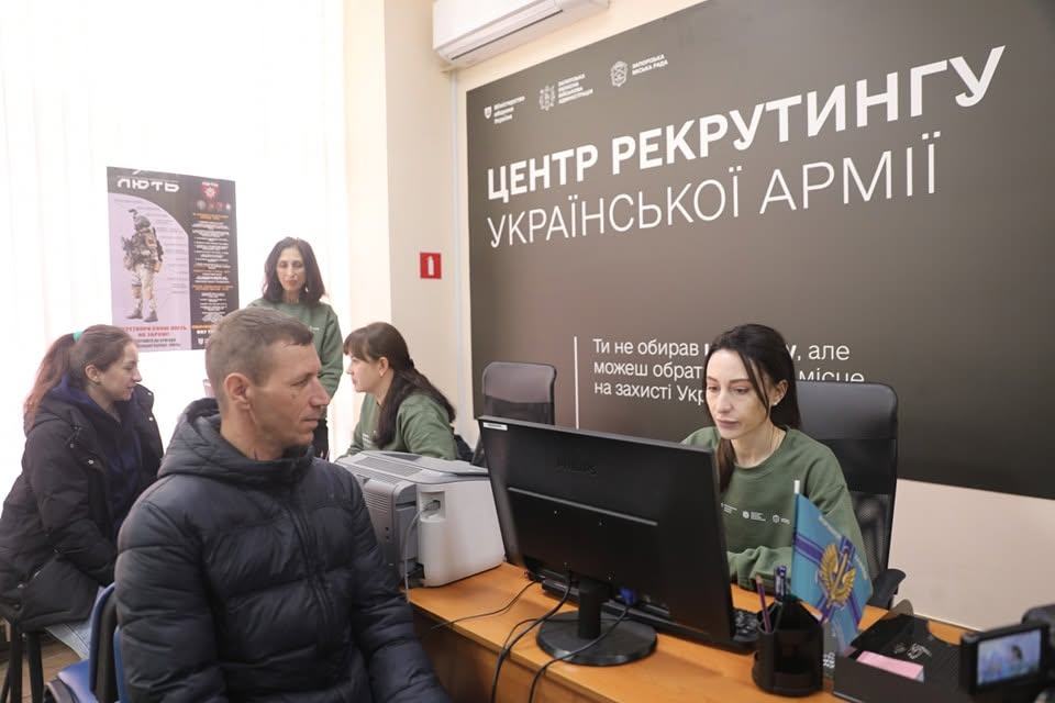 В одному з рекрунтингових центрів. Фото: офіційна інтернет-сторінка Центру рекрутингу української армії