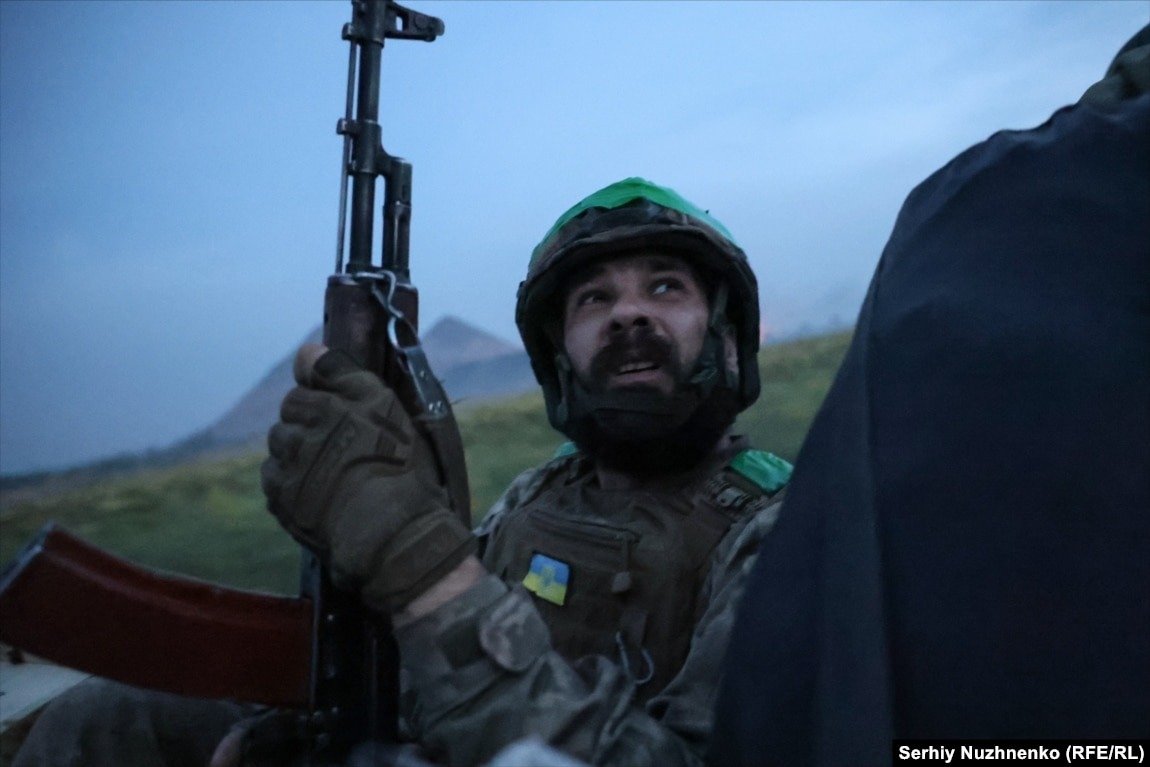 35-річний український військовий Рустам спостерігає за російськими безпілотниками з кабіни пікапа на околиці Новогродівки, Донецька область, 31 серпня 2024 року