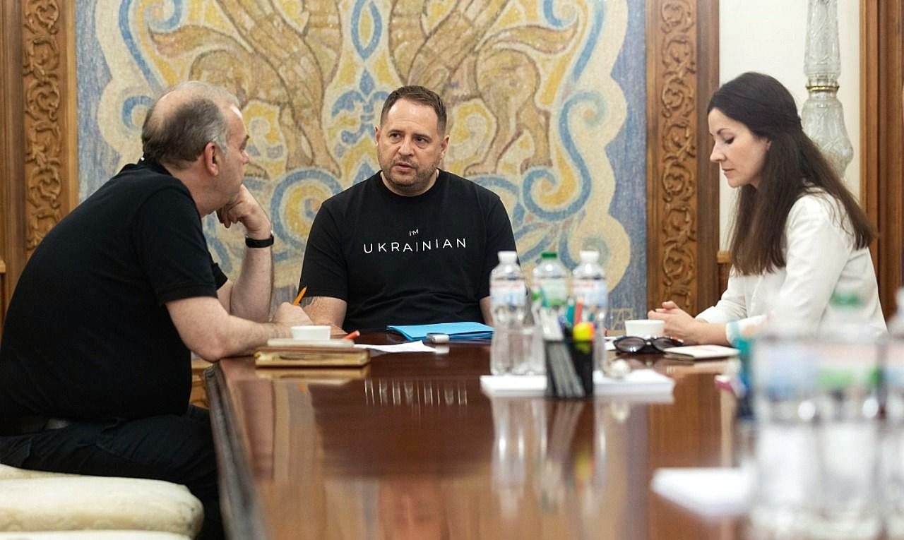 Олександр Мартиненко, Андрій Єрмак та Інна Кардаш під час одного з інтерв’ю. Фото «Інтерфакс-Україна»