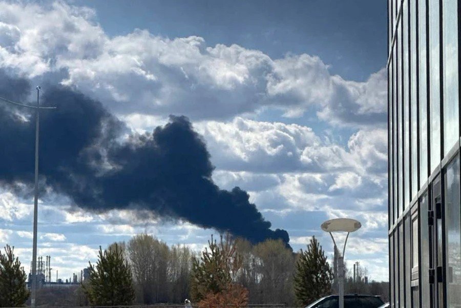 Пожежа після атаки дронів у російській Пермі. Фото з російських Telegram-каналів