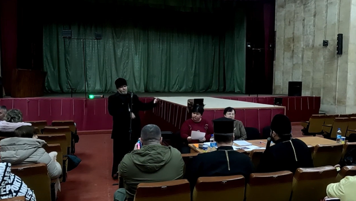 14 березня 2024 року. Настоятель Свято-Успенської церкви Іоанн Гуменяк відповідає на питання громади під час зборів у Захарівці про перехід до Православної Церкви України